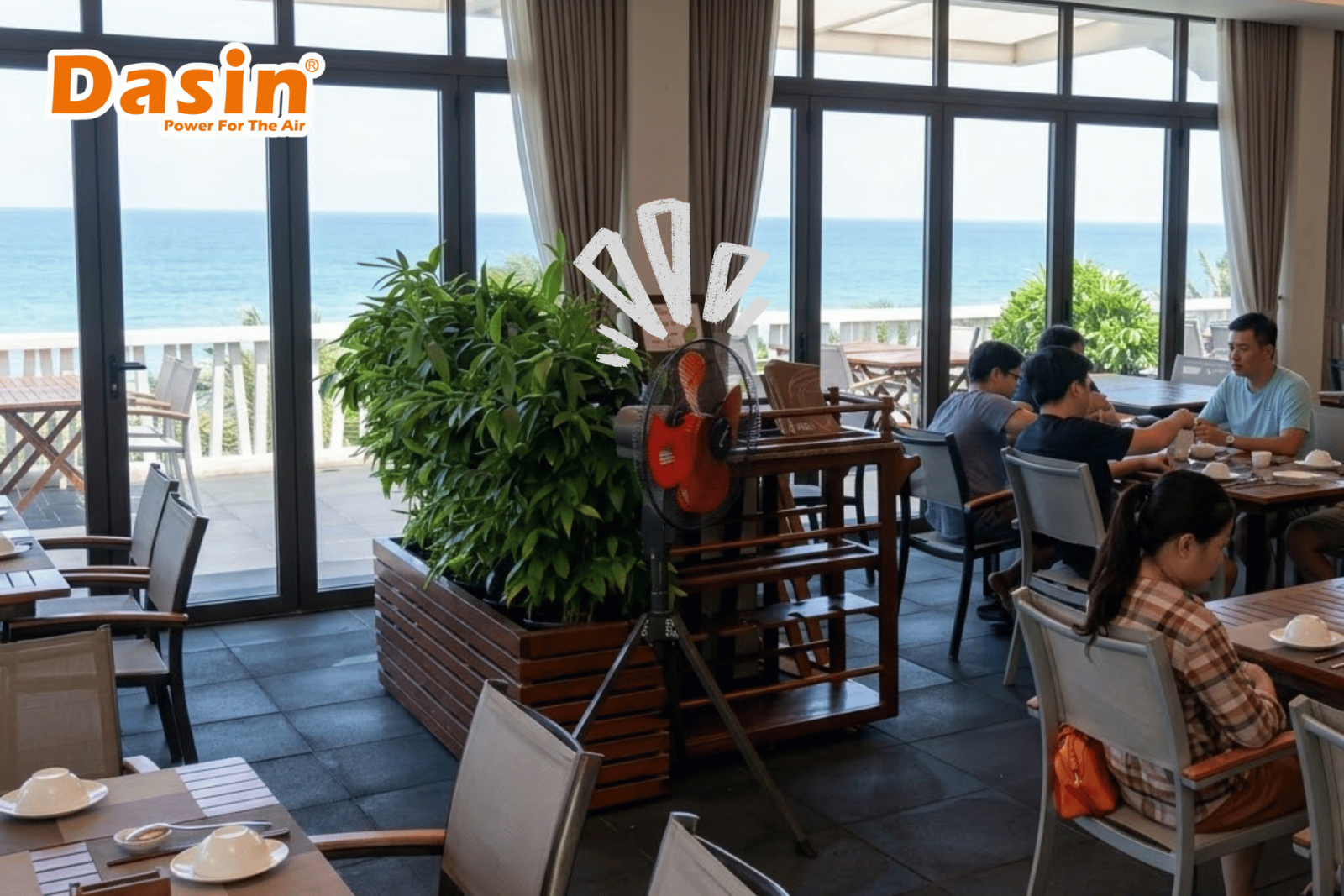 quạt đứng trong quán cà phê